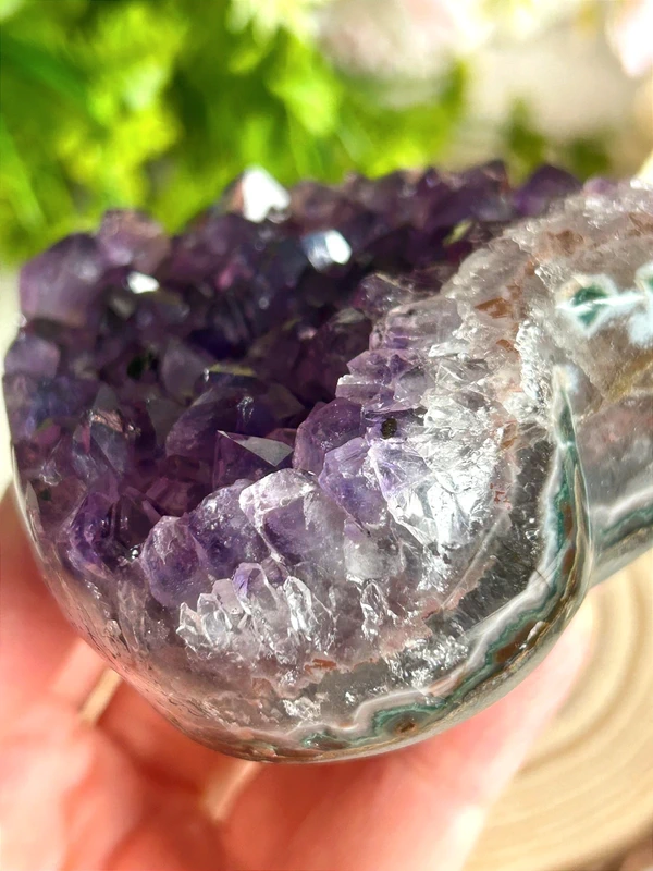 Corazón de amatista natural · drusa sobre ágata gruesa