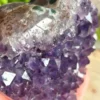 Corazón de amatista natural · drusa sobre ágata gruesa