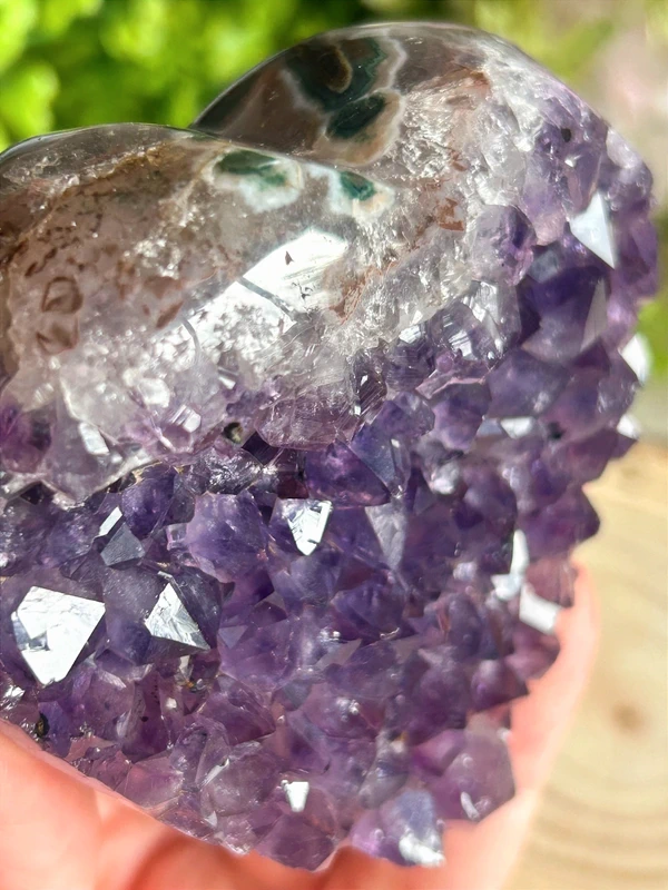 Corazón de amatista natural · drusa sobre ágata gruesa