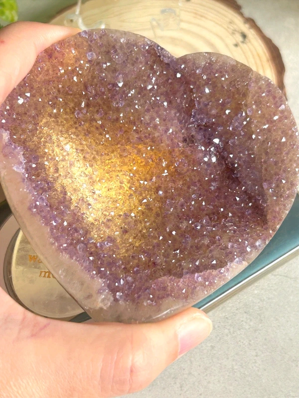Corazón de amatista • cristales violetas sobre ágata rosa