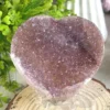 Corazón de amatista • cristales violetas sobre ágata rosa