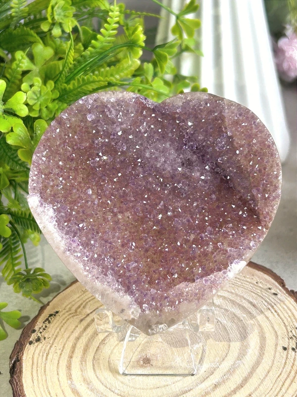 Corazón de amatista • cristales violetas sobre ágata rosa