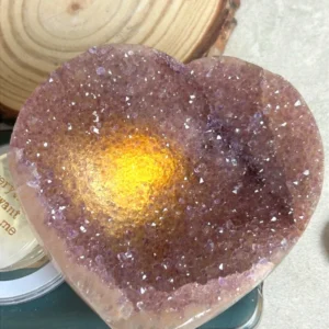 Corazón de amatista • cristales violetas sobre ágata rosa