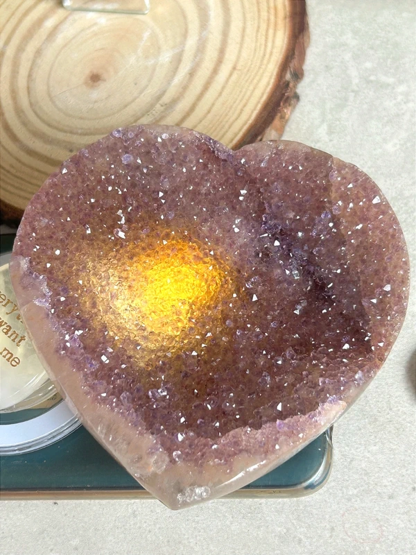Corazón de amatista • cristales violetas sobre ágata rosa