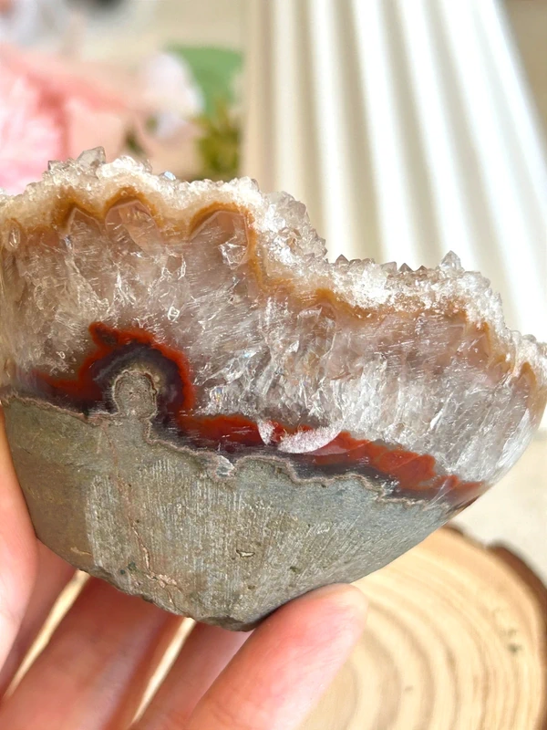 Agate bowl with golden flower-shaped druzy • Elegant decoration