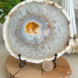 Ágata blanca natural con cavidad cristalina amarilla