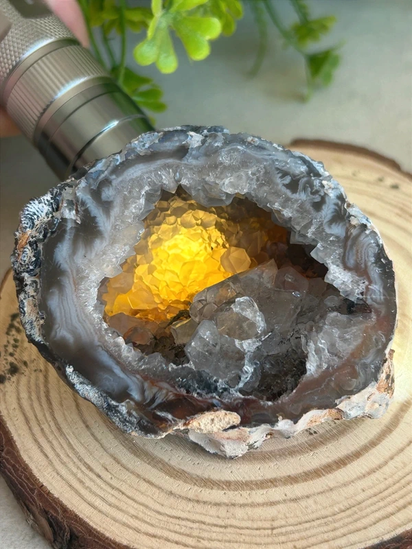 Geoda de ágata en forma de montaña