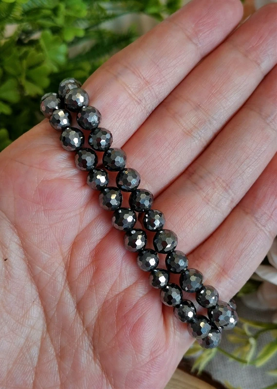 1775922318-1.webp Faceted hematite bracelet • natural