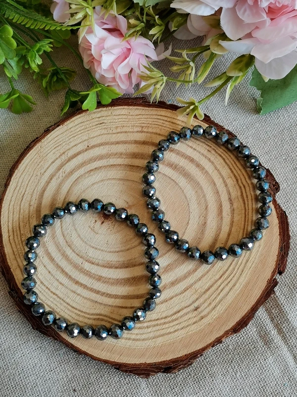 1775922318.webp Faceted hematite bracelet • natural