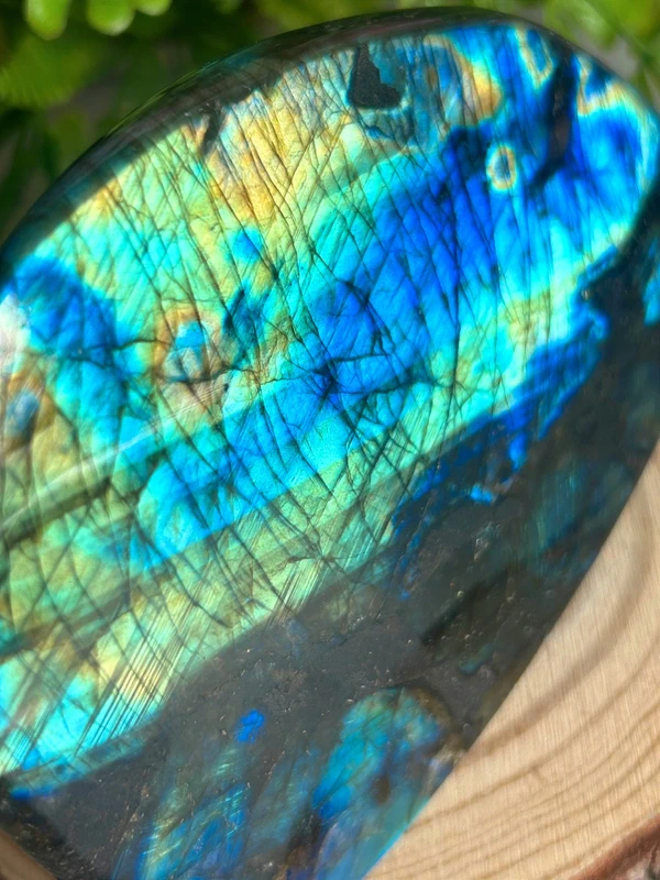 Labradorita natural con reflejos intensos azul y verde