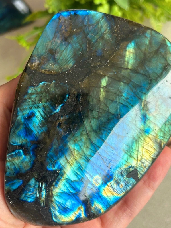Labradorita natural con reflejos intensos azul y verde