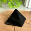Pirámide de obsidiana natural