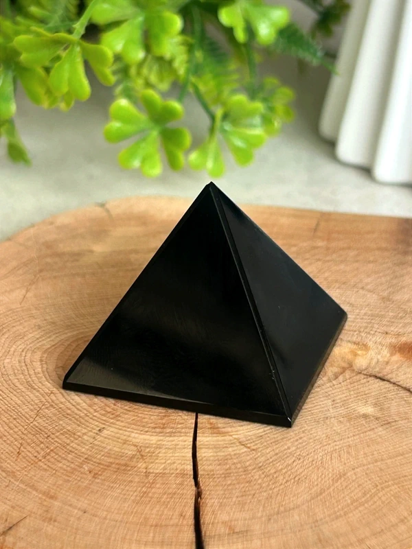 Pirámide de obsidiana natural