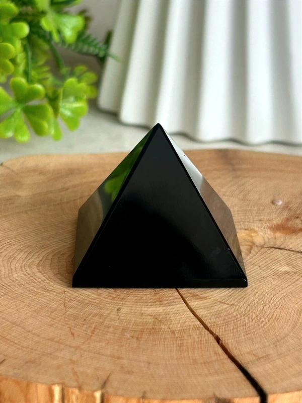 Pirámide de obsidiana natural
