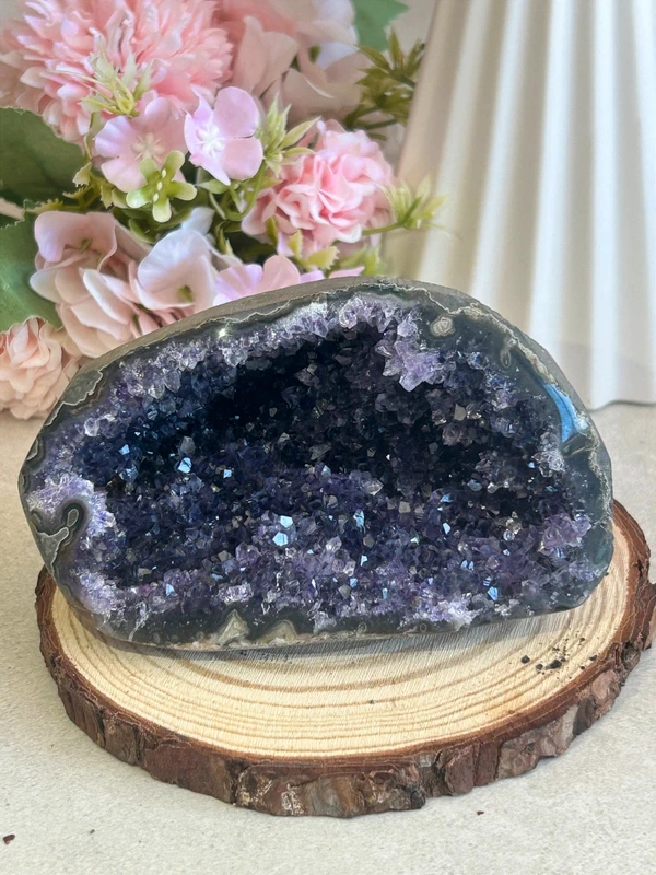 Geoda de amatista morada intensa • pieza decorativa de escritorio