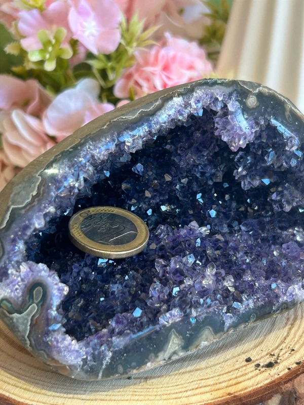 Geoda de amatista morada intensa • pieza decorativa de escritorio