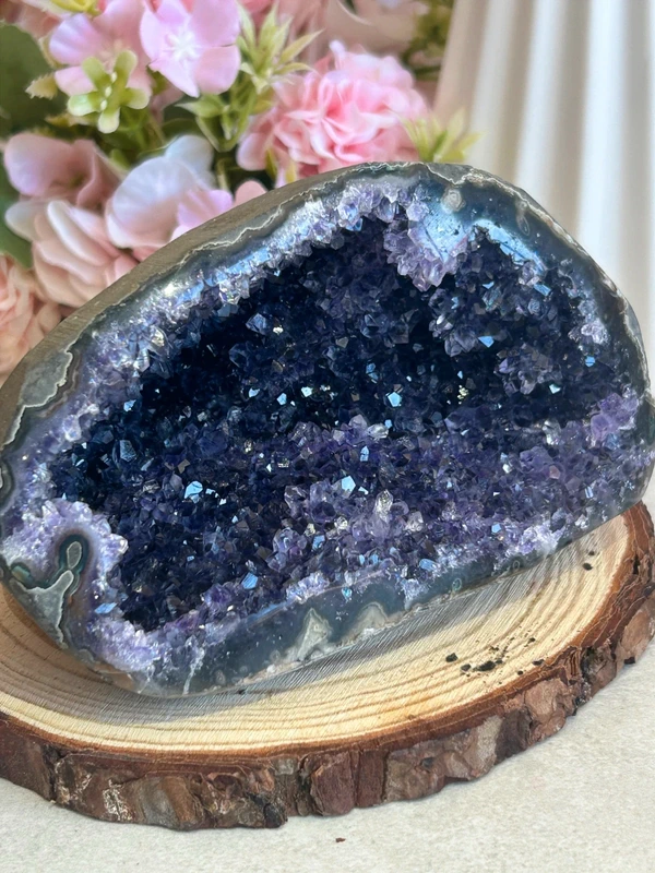 Geoda de amatista morada intensa • pieza decorativa de escritorio