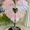 1776171841.webp Corazón alado tallado en ópalo rosa