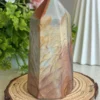 Torre de piedra con textura de escamas de dragón