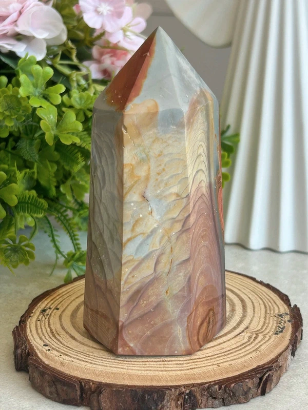 Torre de piedra con textura de escamas de dragón