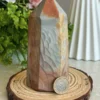 Torre de piedra con textura de escamas de dragón