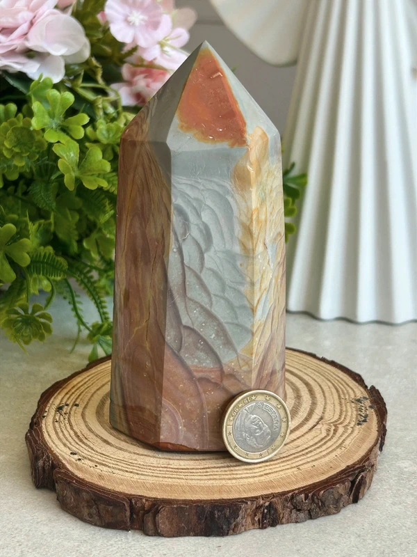 Torre de piedra con textura de escamas de dragón