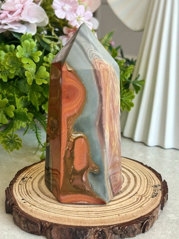 Torre de piedra con textura de escamas de dragón