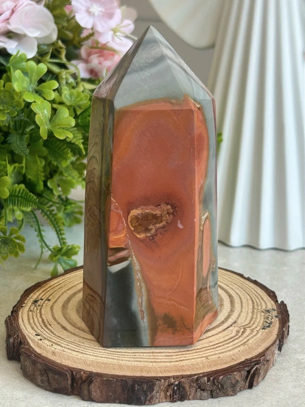 Torre de piedra con textura de escamas de dragón