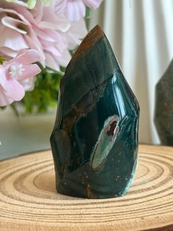 Punta en forma de llama · jaspe verde