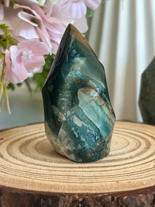 Punta en forma de llama · jaspe verde