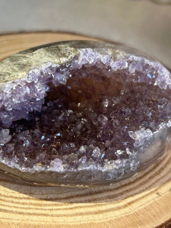 Geoda de amatista con cavidad profunda