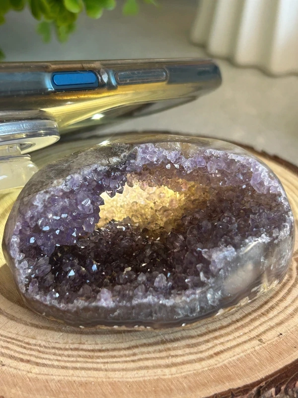 Geoda de amatista con cavidad profunda