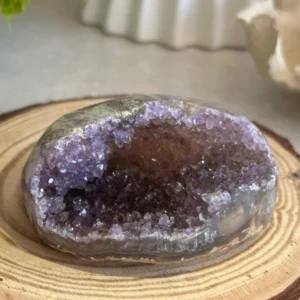 Geoda de amatista con cavidad profunda