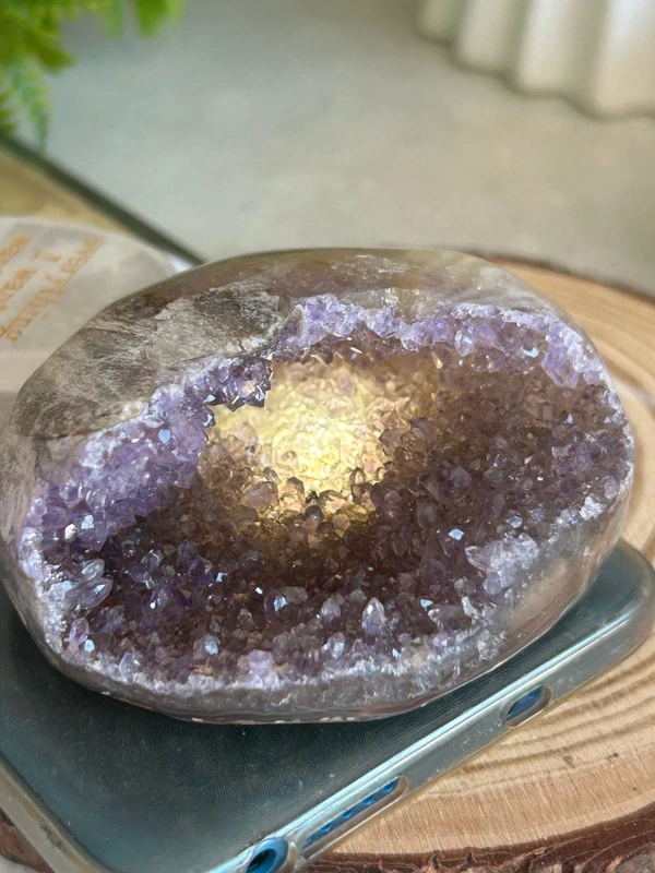Geoda de amatista con cavidad profunda