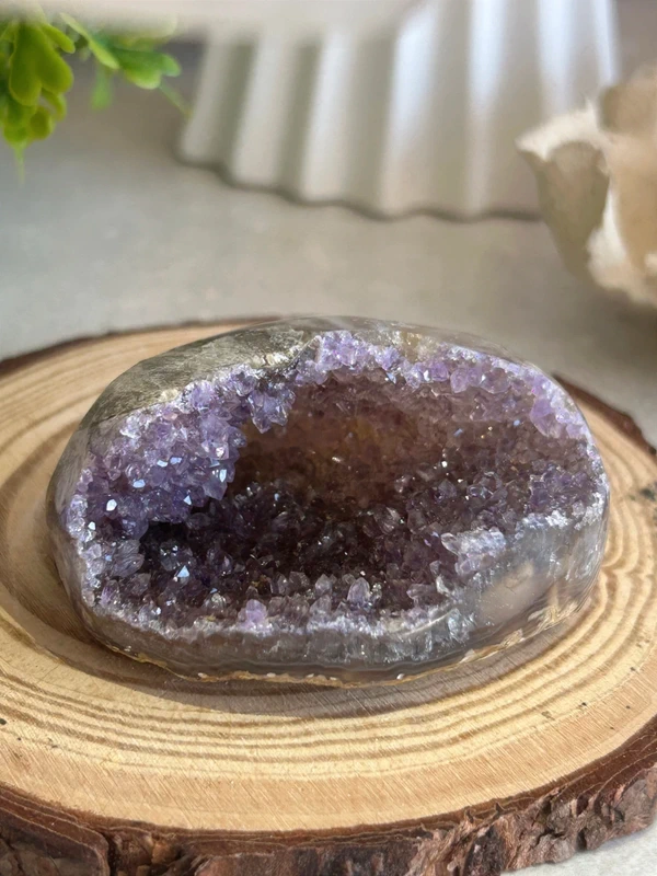Geoda de amatista con cavidad profunda