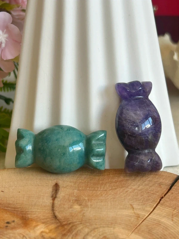 Candy-shaped figure in natural stone • Amazonite / Amethyst