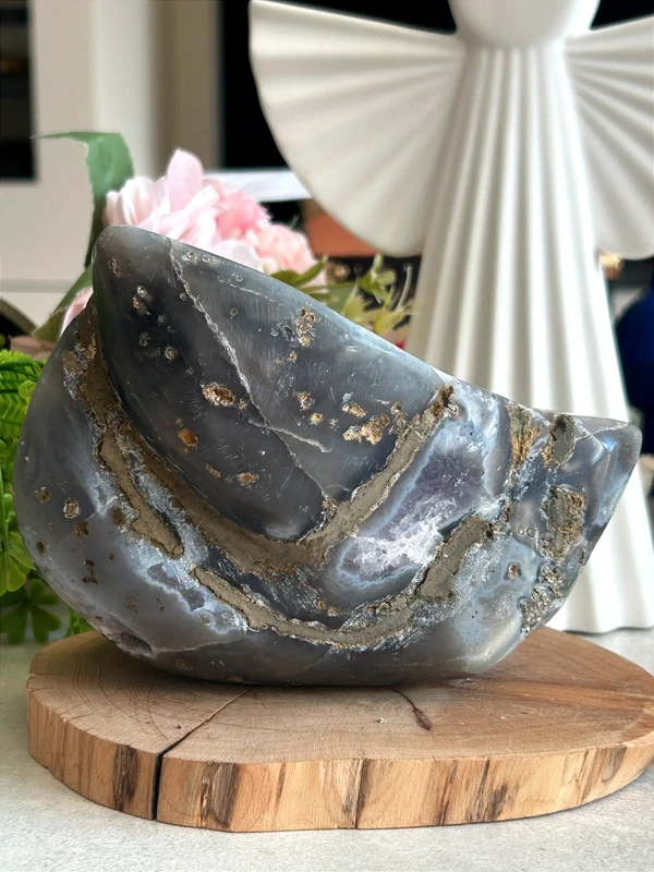 Amatista grande con cavidades naturales