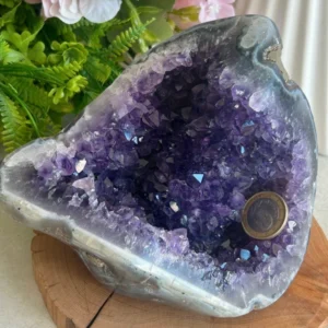 Amatista grande con cavidades naturales