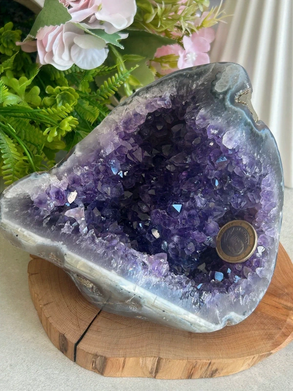 Amatista grande con cavidades naturales