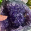 Amatista grande con cavidades naturales