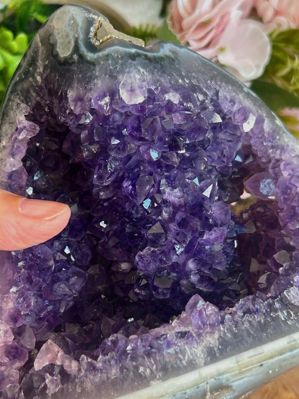Amatista grande con cavidades naturales