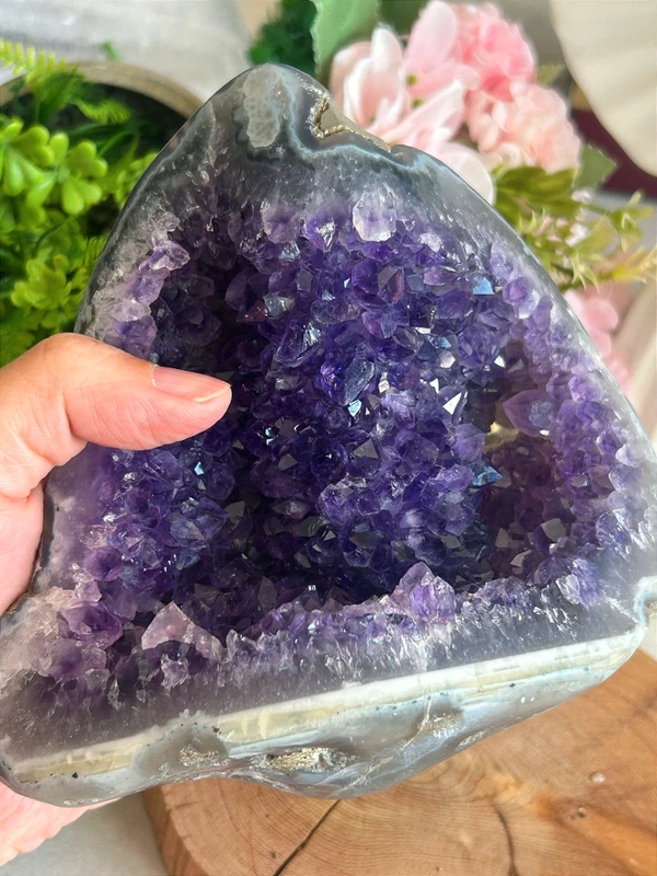 Amatista grande con cavidades naturales