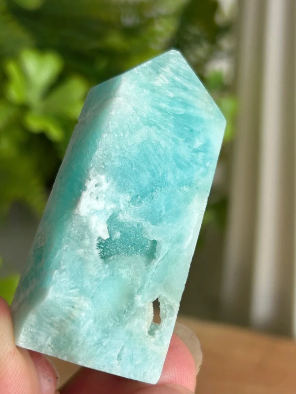 Torre de calcita azul con cavidades naturales