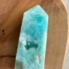 Torre de calcita azul con cavidades naturales