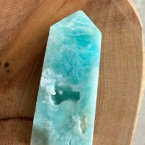 Torre de calcita azul con cavidades naturales