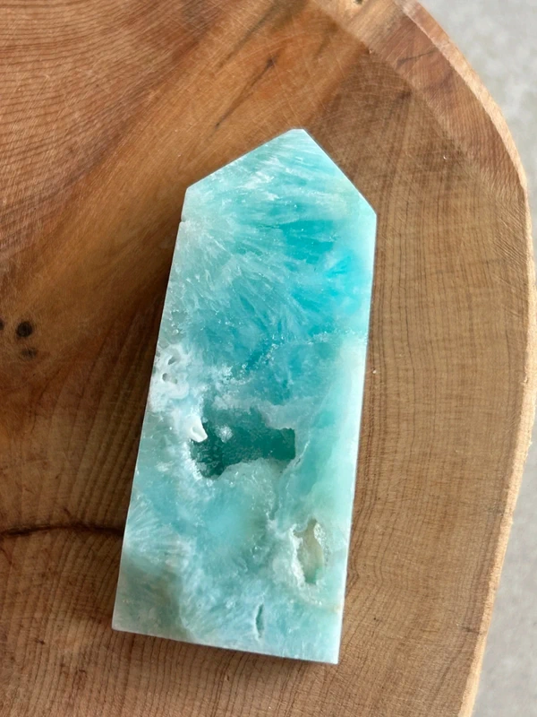 Torre de calcita azul con cavidades naturales