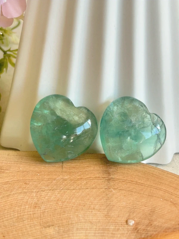 Corazones de fluorita verde menta • Cristal natural