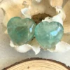 Corazones de fluorita verde menta • Cristal natural