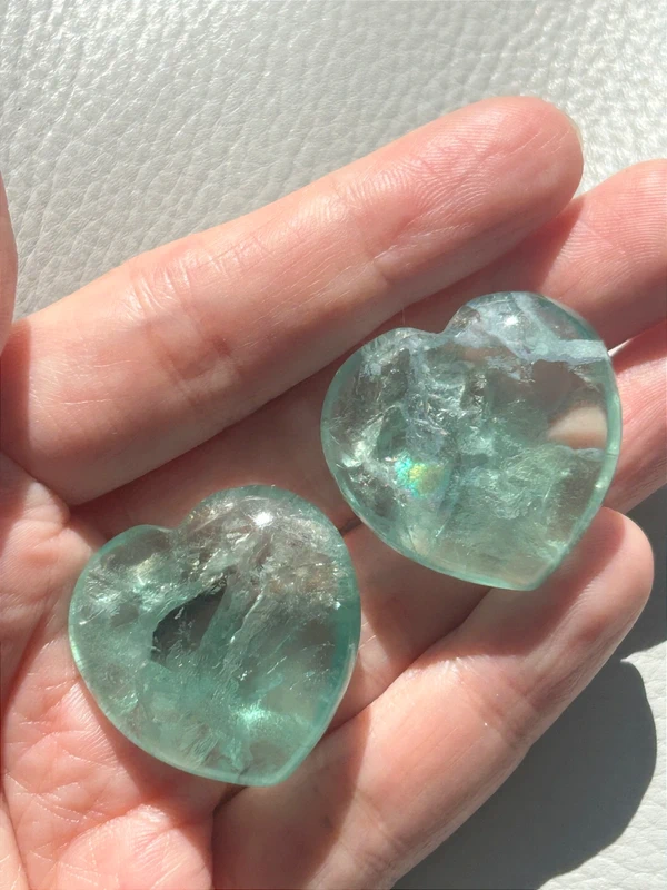 Corazones de fluorita verde menta • Cristal natural