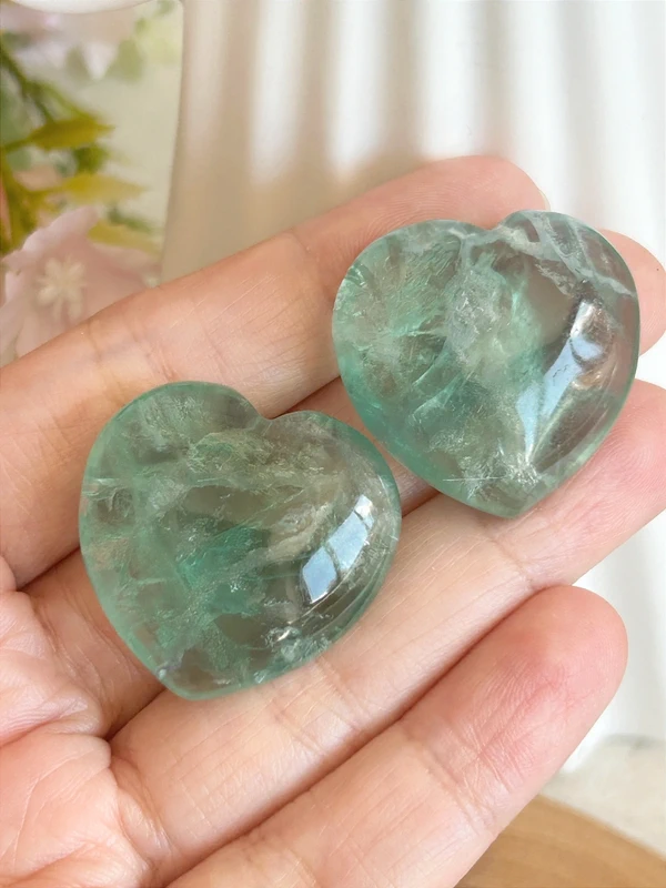 Corazones de fluorita verde menta • Cristal natural
